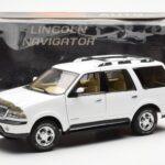 Lincoln Navigator Vit AUTOart 1:18 - image 8 of 8