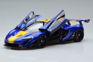 McLaren P1 GTR Blå Med Gula Ränder AUTOart 1:18 81542 Komposit — bild 2 av 7