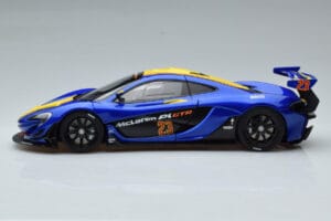 McLaren P1 GTR Blå Med Gula Ränder AUTOart 1:18 81542 Komposit — bild 4 av 7