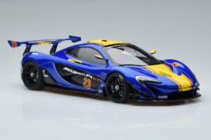 McLaren P1 GTR Blå Med Gula Ränder AUTOart 1:18 81542 Komposit — bild 5 av 7