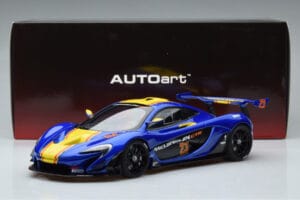 McLaren P1 GTR Blå Med Gula Ränder AUTOart 1:18 81542 Komposit — bild 7 av 7