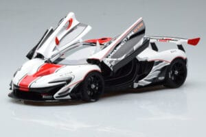 McLaren P1 GTR Högglans Vit Med Röda Ränder AUTOart 1:18 81541 Komposit — bild 2 av 7