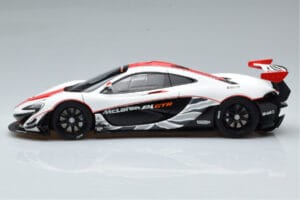 McLaren P1 GTR Högglans Vit Med Röda Ränder AUTOart 1:18 81541 Komposit — bild 4 av 7