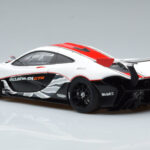 McLaren P1 GTR Högglans Vit Med Röda Ränder AUTOart 1:18 - image 6 of 7