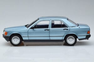 Mercedes 190E W201 Ljusblå Norev 1:18 183828 Metall — bild 4 av 7