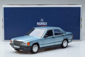 Mercedes 190E W201 Ljusblå Norev 1:18 183828 Metall — bild 7 av 7