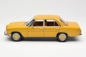 Mercedes 200/8 W115 Sahara Gul Norev 1:18 183771 Metall — bild 4 av 8