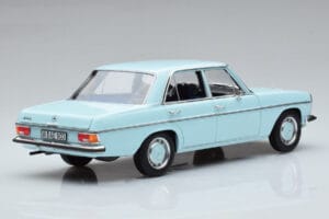 Mercedes 200 W115 Norev 1:18 183777 Metall — bild 3 av 7