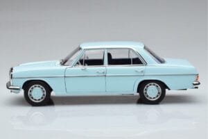 Mercedes 200 W115 Norev 1:18 183777 Metall — bild 4 av 7