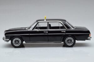 Mercedes 200 W115 Taxi Norev 1:18 183776 Metall — bild 4 av 7