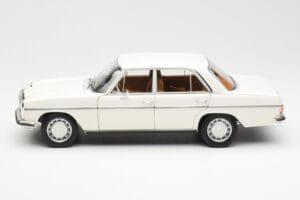 Mercedes 200 W115 Vit Norev 1:18 183770 Metall — bild 4 av 8