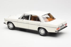 Mercedes 200 W115 Vit Norev 1:18 183770 Metall — bild 7 av 8