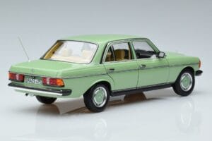 Mercedes 200 W123 Grön Norev 1:18 183796 Metall — bild 3 av 7
