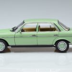 Mercedes 200 W123 Grön Norev 1:18 183796 Metall - image 4 of 7