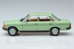 Mercedes 200 W123 Grön Norev 1:18 183796 Metall — bild 4 av 7