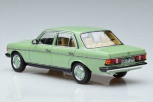 Mercedes 200 W123 Grön Norev 1:18 183796 Metall — bild 6 av 7