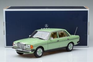 Mercedes 200 W123 Grön Norev 1:18 183796 Metall — bild 7 av 7