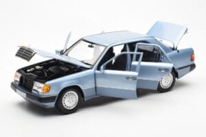 Mercedes 230E W124 Ljusblå Metallic Norev 1:18 183945 Metall — bild 2 av 8