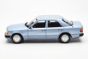 Mercedes 230E W124 Ljusblå Metallic Norev 1:18 183945 Metall — bild 4 av 8
