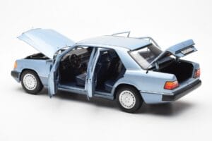 Mercedes 230E W124 Ljusblå Metallic Norev 1:18 183945 Metall — bild 5 av 8