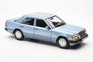 Mercedes 230E W124 Ljusblå Metallic Norev 1:18 183945 Metall — bild 6 av 8