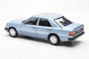 Mercedes 230E W124 Ljusblå Metallic Norev 1:18 183945 Metall — bild 7 av 8