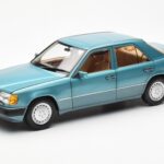 Mercedes 230E W124 Beryl Metallic Återförsäljarutgåva Norev 1:18 B66040698