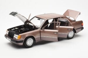 Mercedes 230E W124 Rosewood Metallic Återförsäljarutgåva Norev 1:18 B66040697 Metall — bild 2 av 8