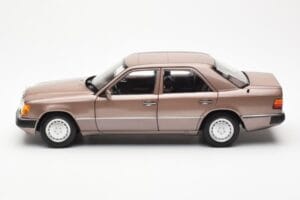 Mercedes 230E W124 Rosewood Metallic Återförsäljarutgåva Norev 1:18 B66040697 Metall — bild 4 av 8