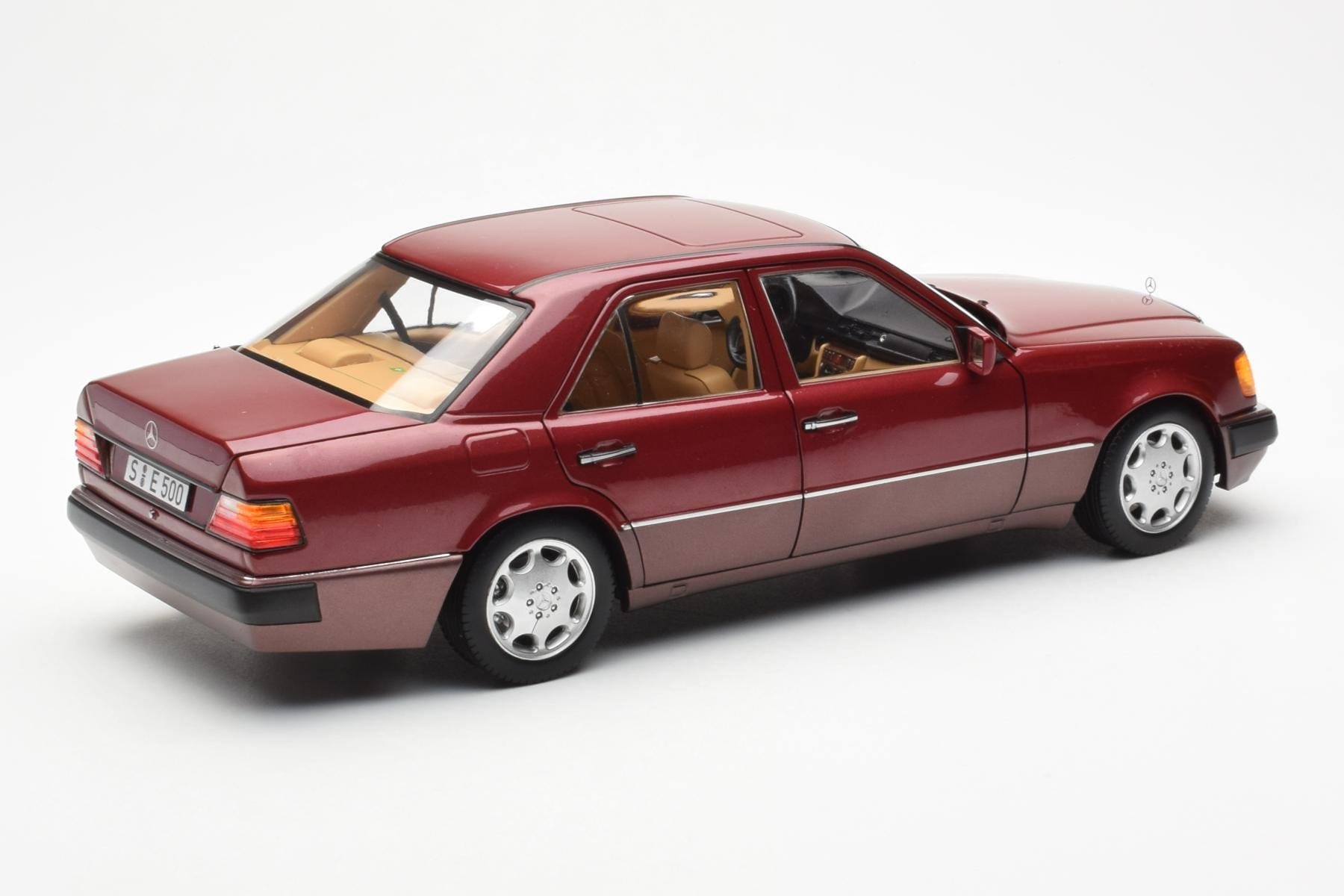 Mercedes 500E W124 Röd Metallic Återförsäljarutgåva Norev 1:18 B66040699 Metall — bild 3 av 8