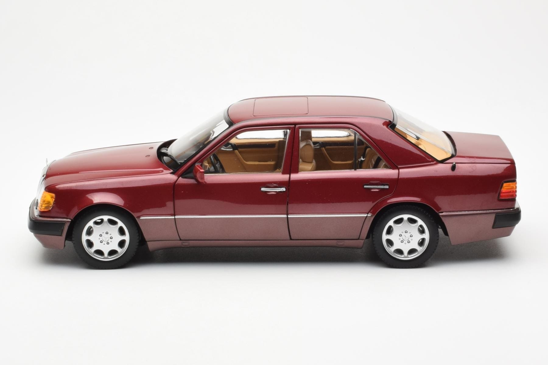 Mercedes 500E W124 Röd Metallic Återförsäljarutgåva Norev 1:18 B66040699 Metall — bild 4 av 8