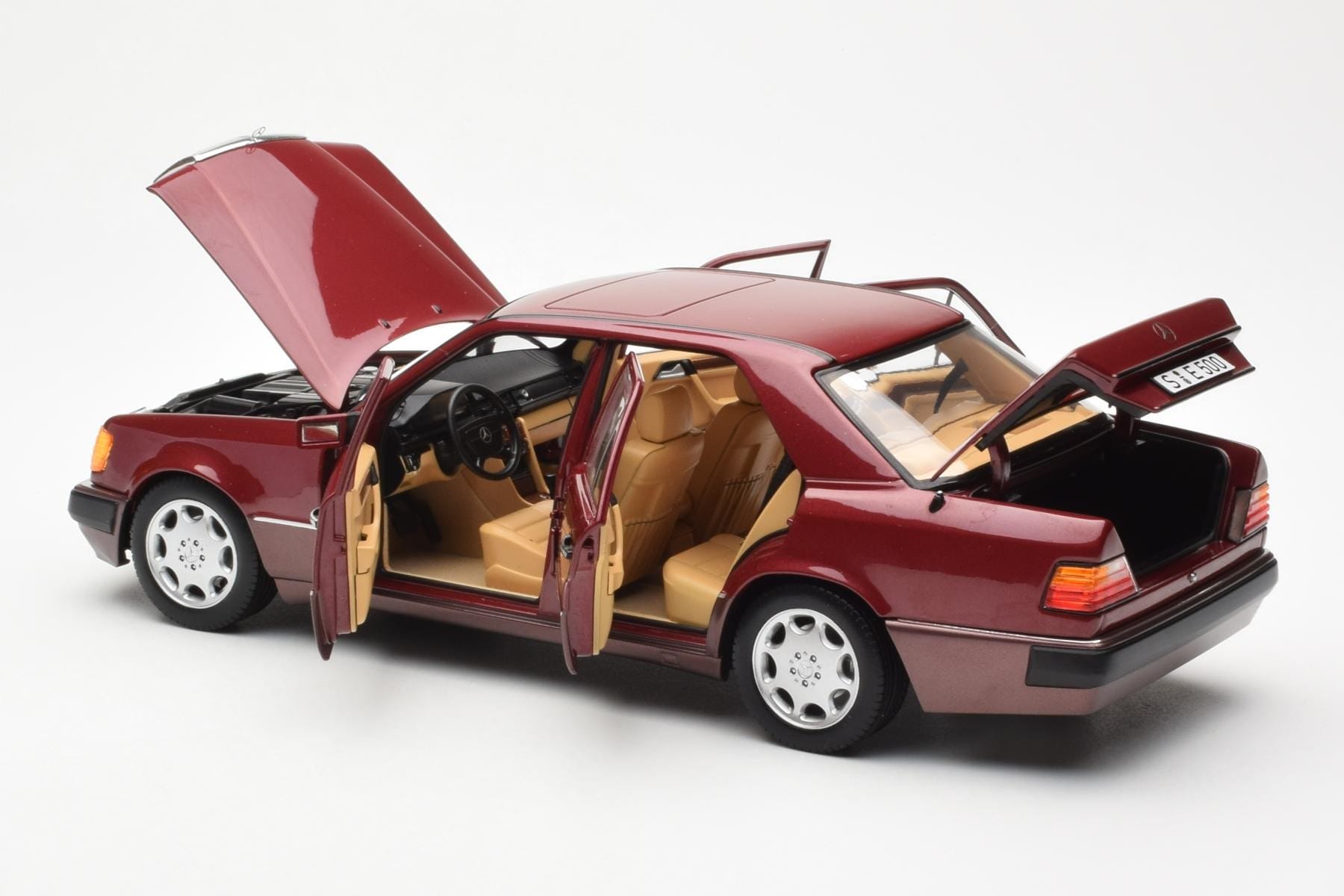Mercedes 500E W124 Röd Metallic Återförsäljarutgåva Norev 1:18 B66040699 Metall — bild 5 av 8