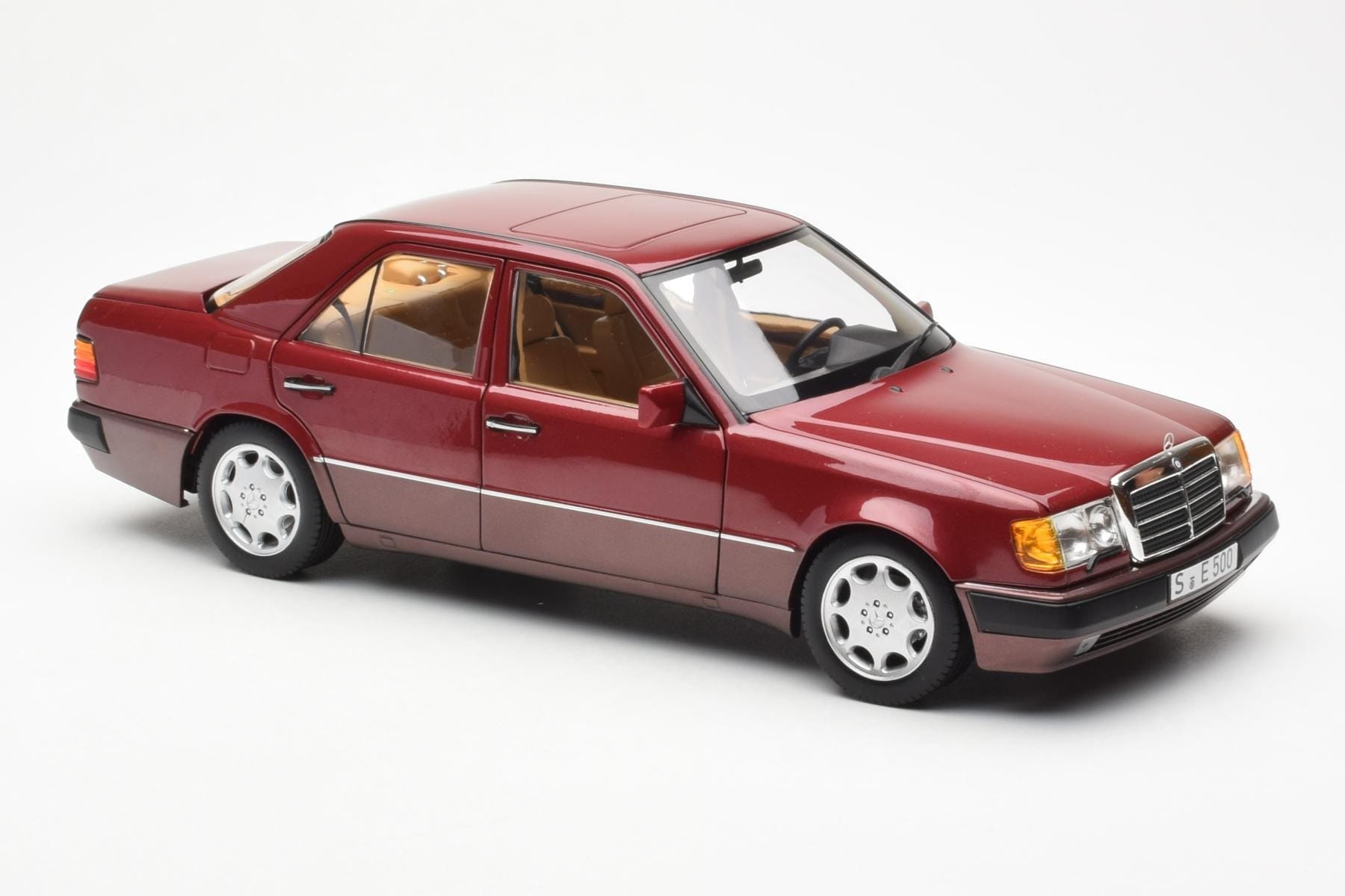 Mercedes 500E W124 Röd Metallic Återförsäljarutgåva Norev 1:18 B66040699 Metall — bild 6 av 8