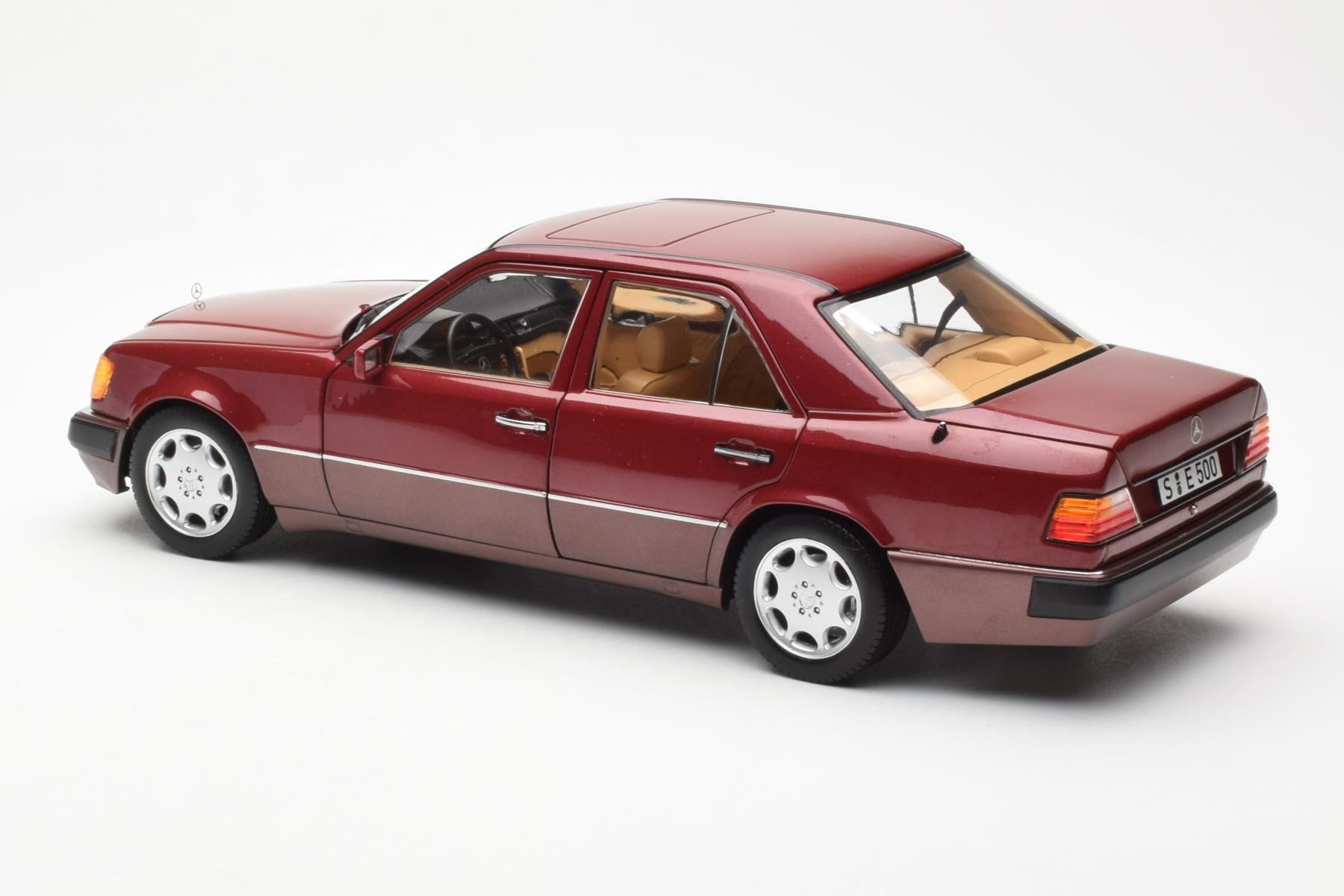 Mercedes 500E W124 Röd Metallic Återförsäljarutgåva Norev 1:18 B66040699 Metall — bild 7 av 8