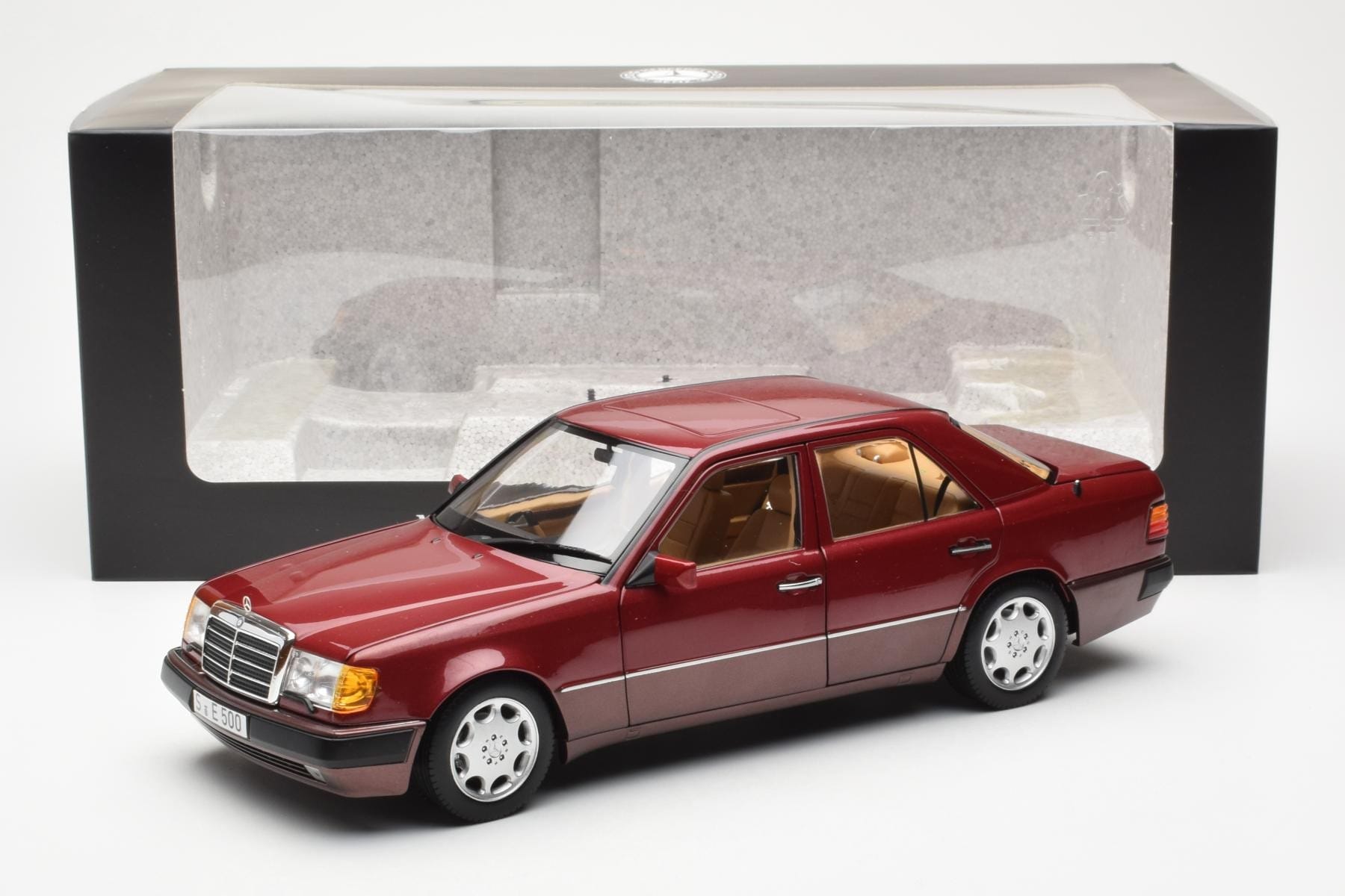Mercedes 500E W124 Röd Metallic Återförsäljarutgåva Norev 1:18 B66040699 Metall — bild 8 av 8