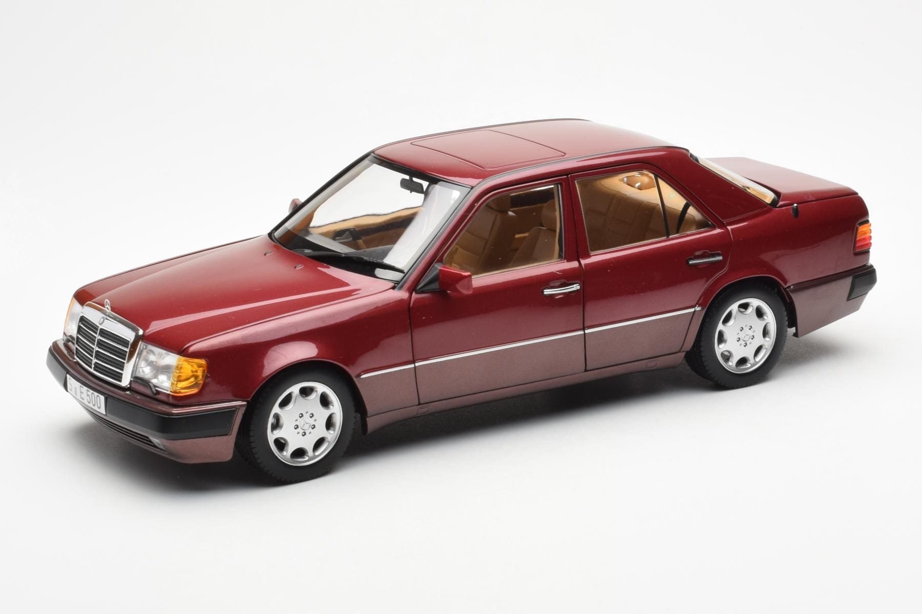 Mercedes 500E W124 Röd Metallic Återförsäljarutgåva Norev 1:18 B66040699 Metall