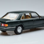 Mercedes 560 SEL W126 Mörkgrön Metallic Norev 1:18 - image 3 of 7