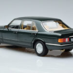 Mercedes 560 SEL W126 Mörkgrön Metallic Norev 1:18 - image 6 of 7
