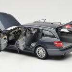 Mercedes E-Class S212 T-Model Tenorit Grå Metallic Minichamps 1:18 B66962447 - image 5 of 8