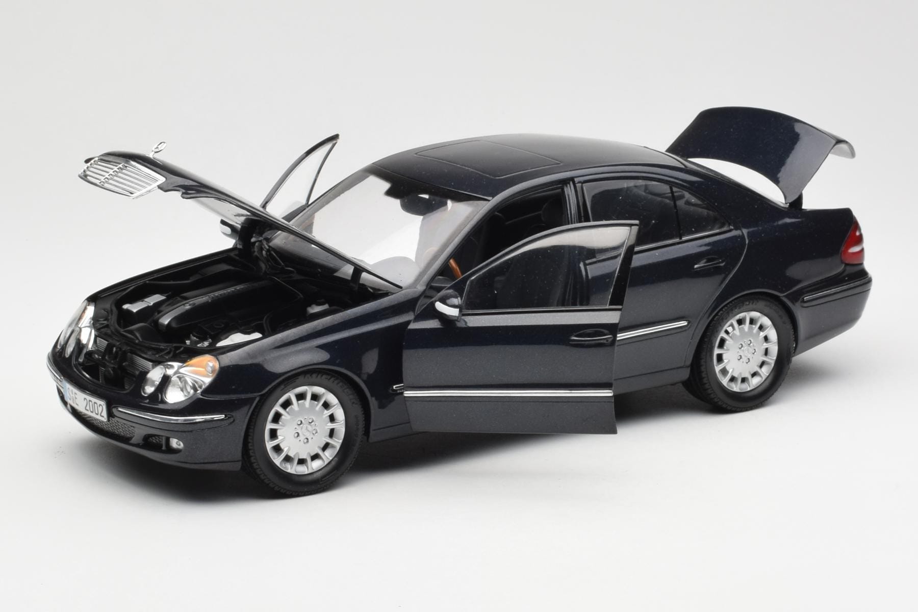 Mercedes E-Class W211 Blå Metallic Kyosho 1:18 B66962147 Metall — bild 2 av 8