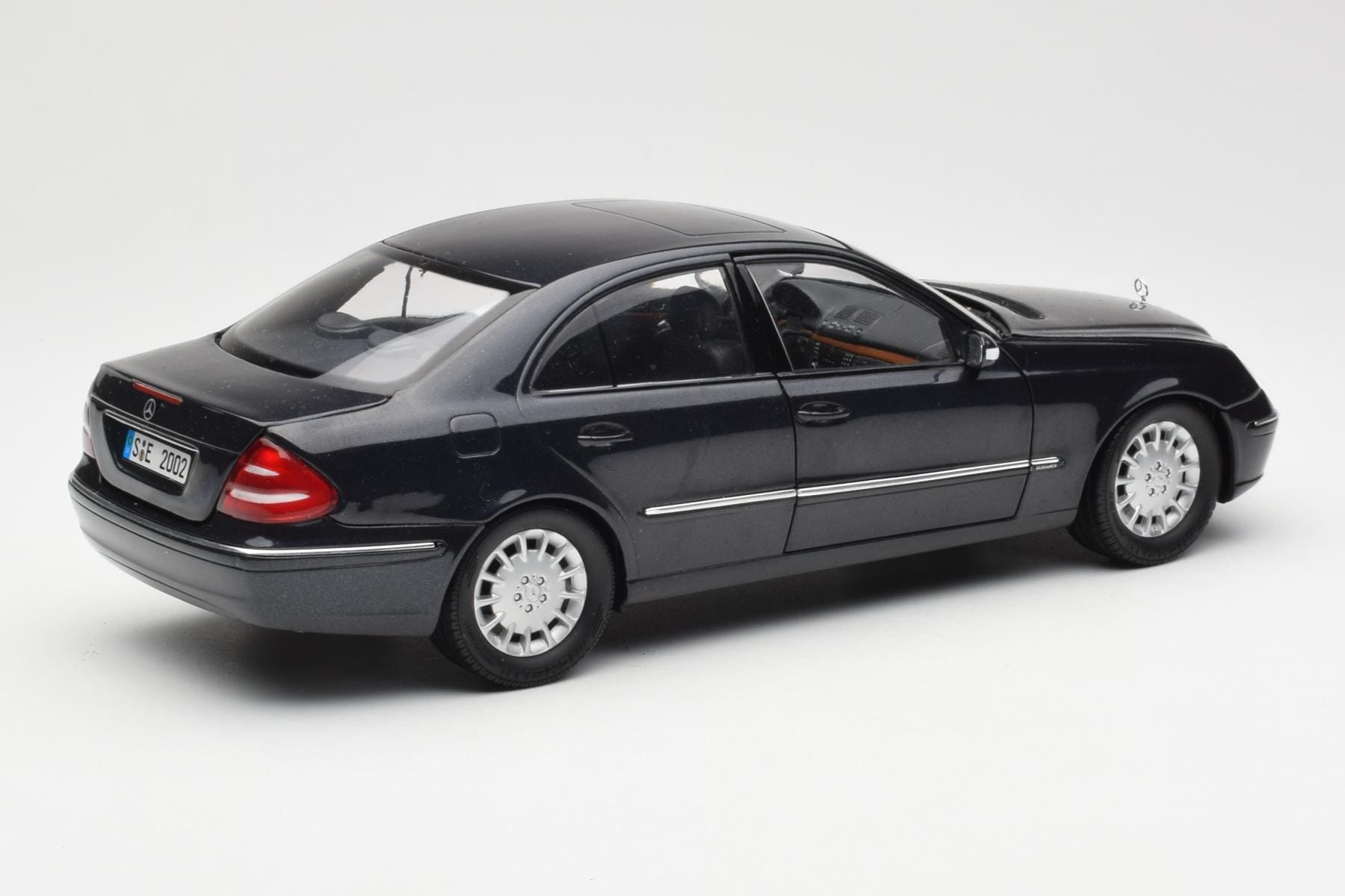 Mercedes E-Class W211 Blå Metallic Kyosho 1:18 B66962147 Metall — bild 3 av 8