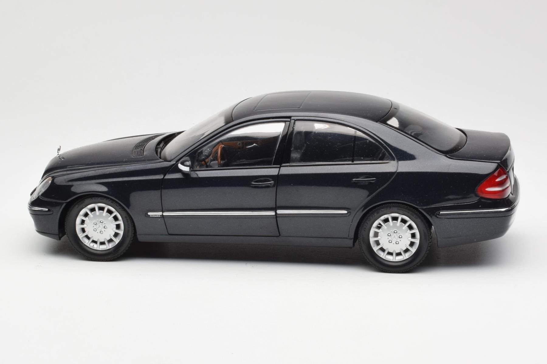 Mercedes E-Class W211 Blå Metallic Kyosho 1:18 B66962147 Metall — bild 4 av 8