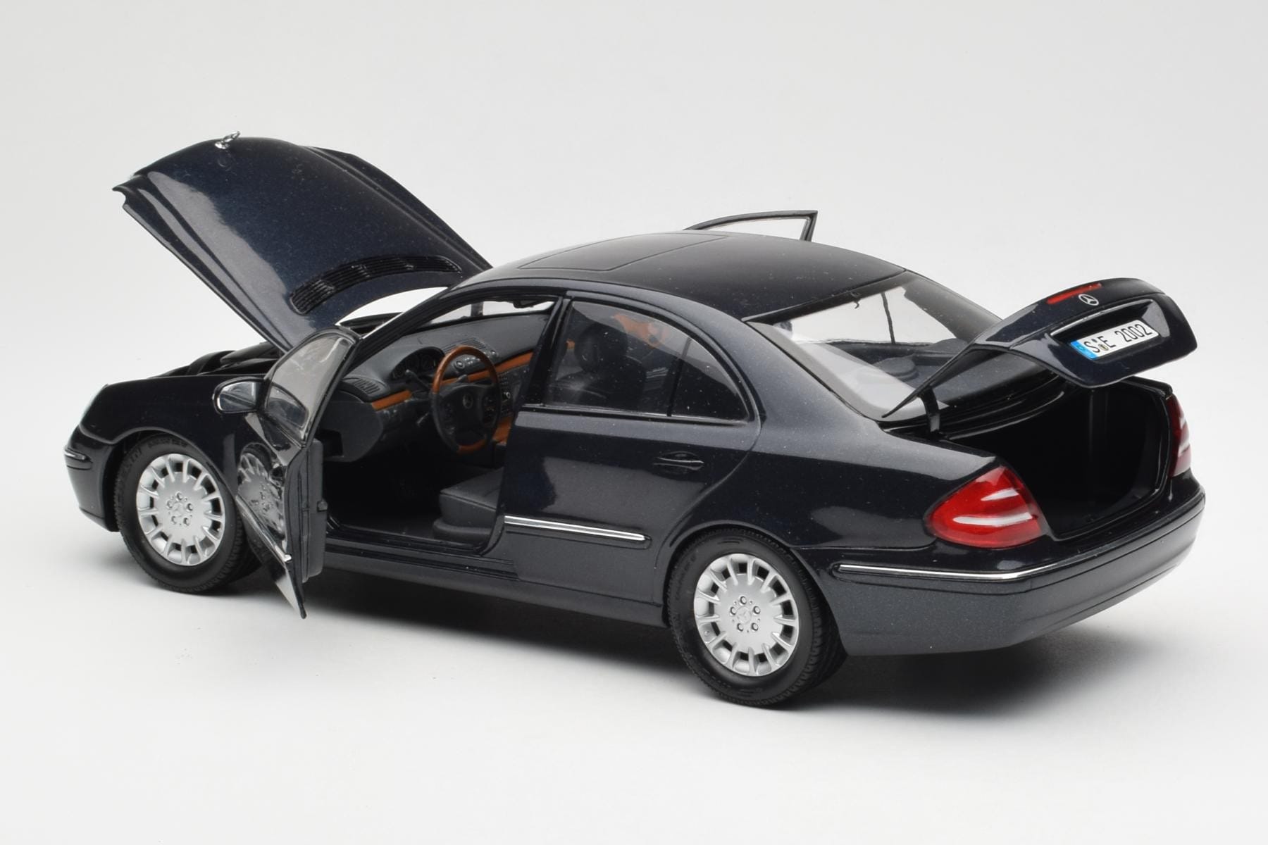 Mercedes E-Class W211 Blå Metallic Kyosho 1:18 B66962147 Metall — bild 5 av 8