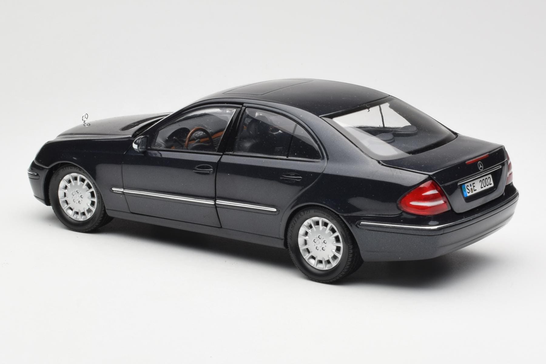 Mercedes E-Class W211 Blå Metallic Kyosho 1:18 B66962147 Metall — bild 7 av 8