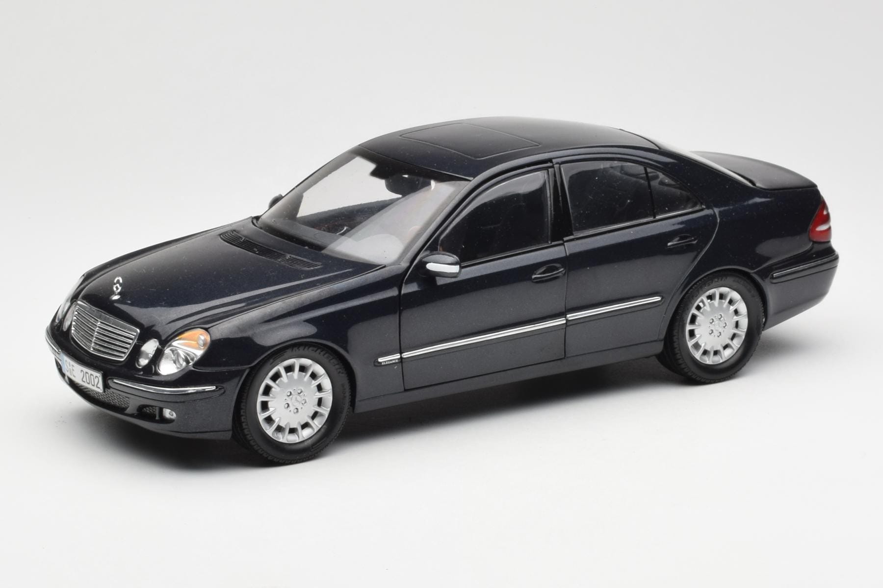 Mercedes E-Class W211 Blå Metallic Kyosho 1:18 B66962147 Metall