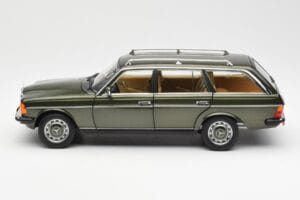 Mercedes 230T W123 T-Model Grön Metallic Norev 1:18 183730 Metall — bild 4 av 8