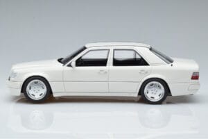Mercedes E60 AMG W124 Vit Otto 1:18 B66040640 Resin — bild 3 av 6