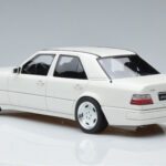 Mercedes E60 AMG W124 Vit Otto 1:18 - image 5 of 6