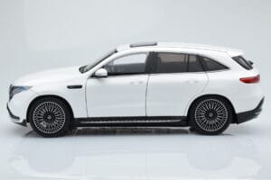 Mercedes EQC 400 Diamond Vit NZG 1:18 B66963756 Metall — bild 4 av 8