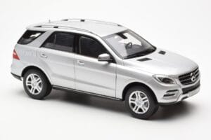 Mercedes M-Class W166 Iridium Silver Metallic Minichamps 1:18 B66960064 Metall — bild 6 av 8